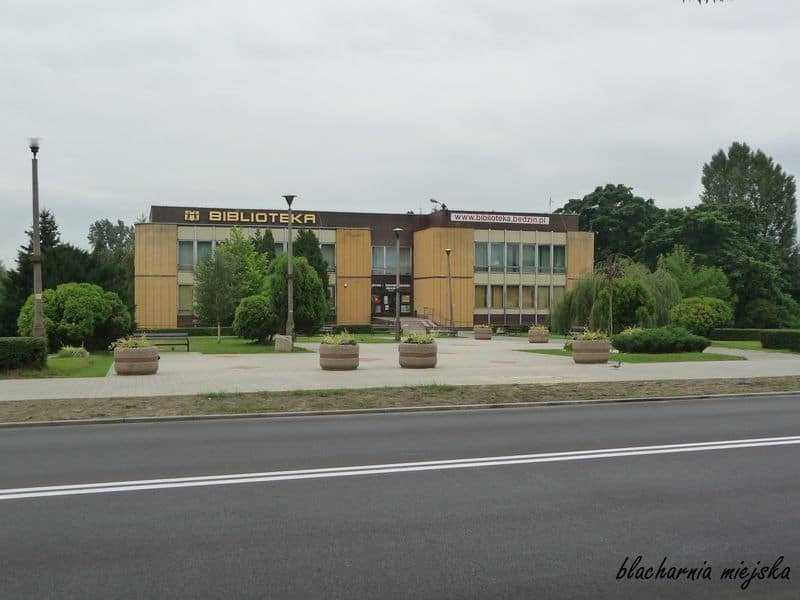 plac przed Biblioteka Powiatową